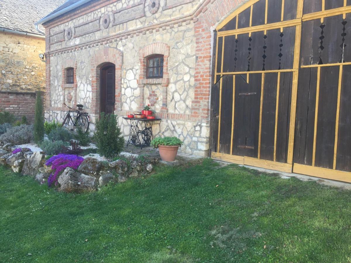 Готель Levendula Porta Es Pajtaszinhaz Орфів Екстер'єр фото