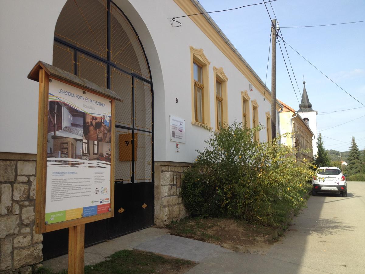 Готель Levendula Porta Es Pajtaszinhaz Орфів Екстер'єр фото
